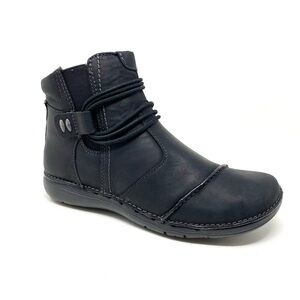 Clarks Un Loop Up Black Leather Wide Comfort Ankle Boot Side Zip Casual Boot